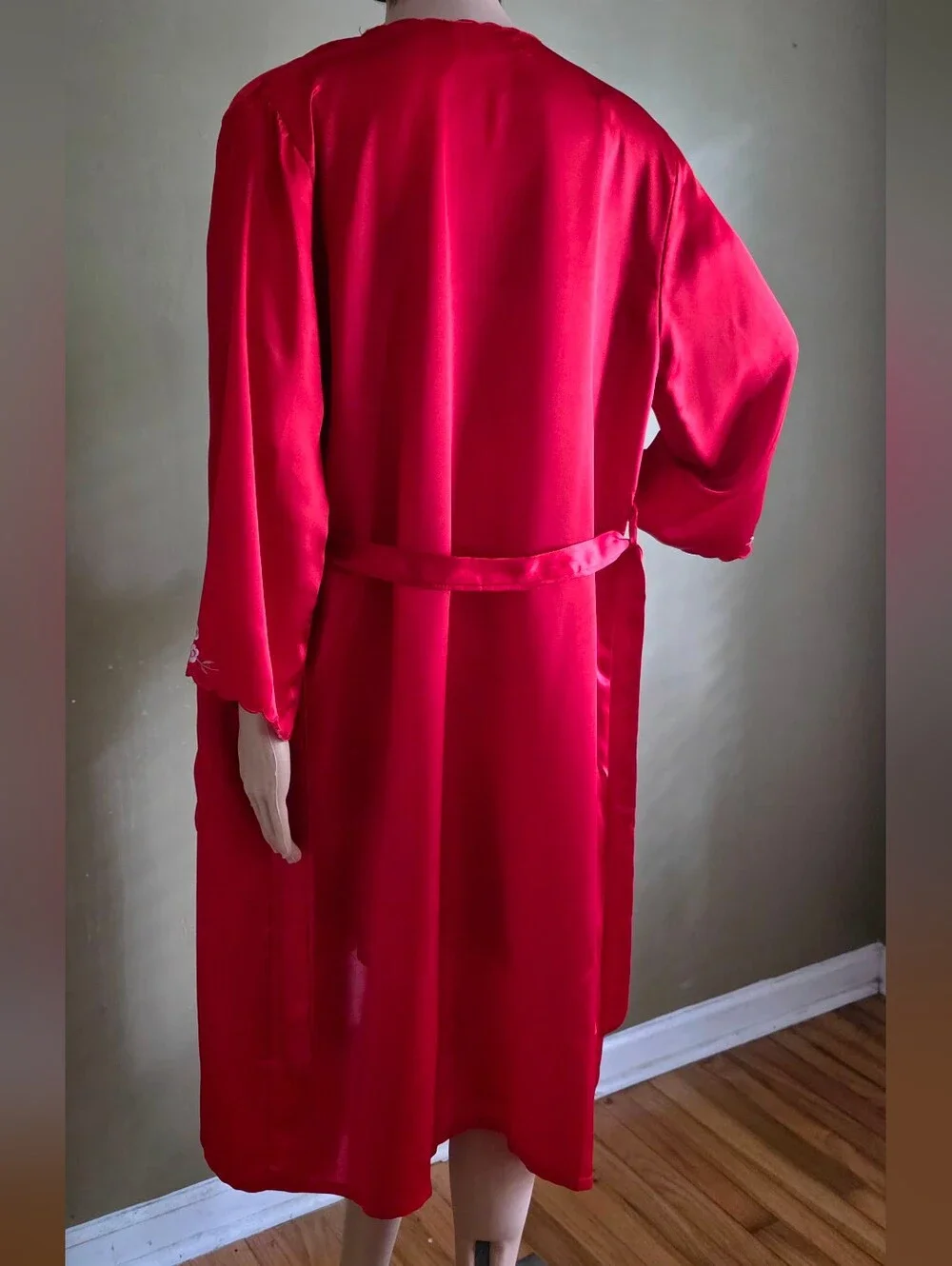 Vintage 雅叶尔 Yǎyèěr Red Silk Embroidered Robe & Nightgown Set